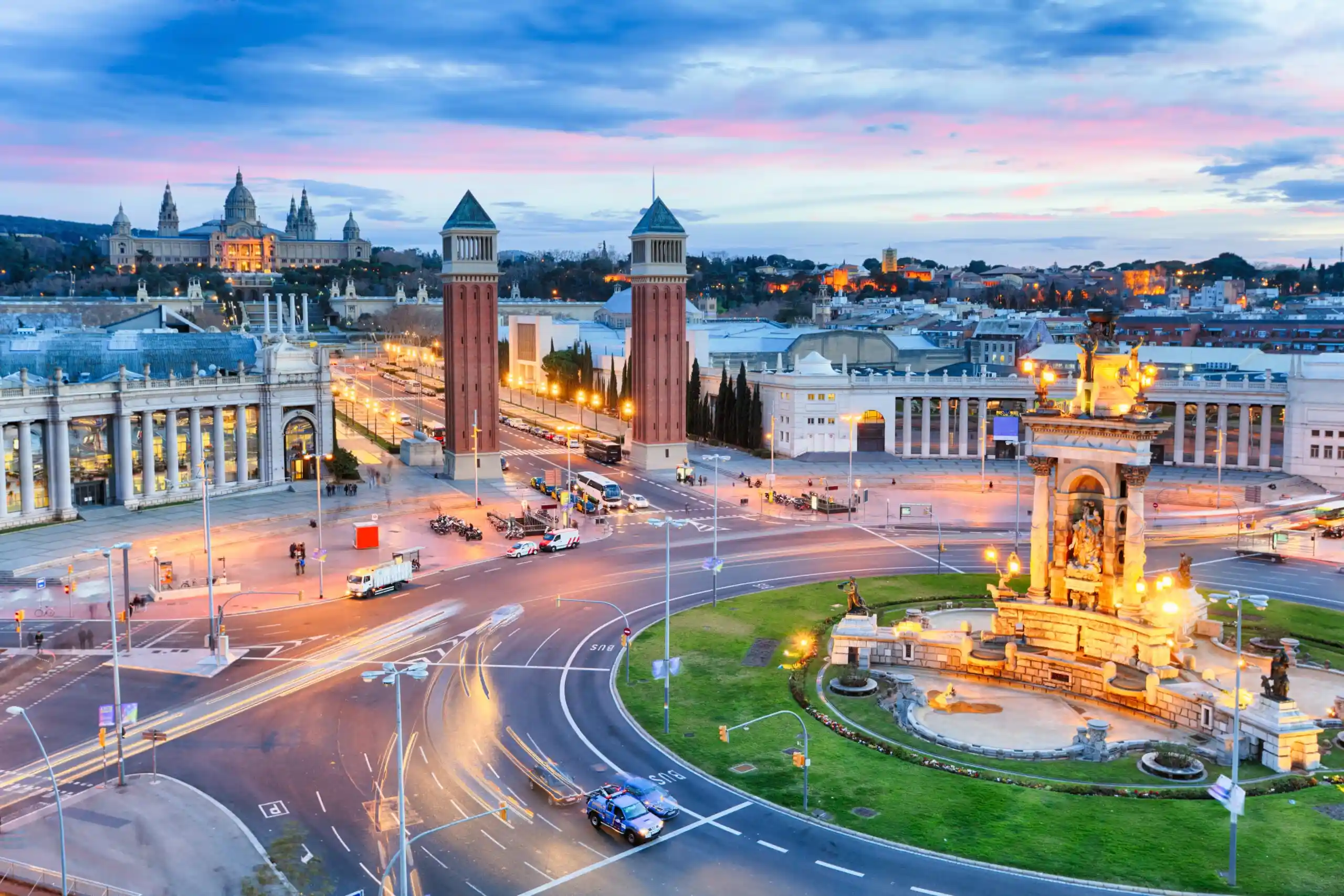 Equipo de limpieza profesional trabajando en Barcelona