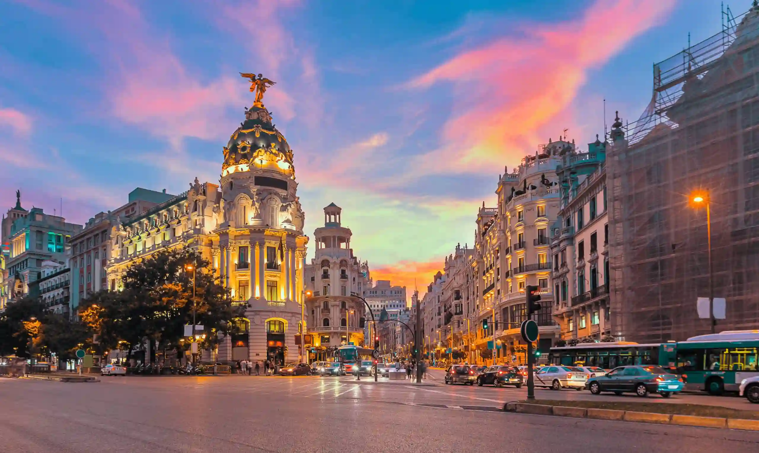 Equipo de limpieza profesional trabajando en Madrid