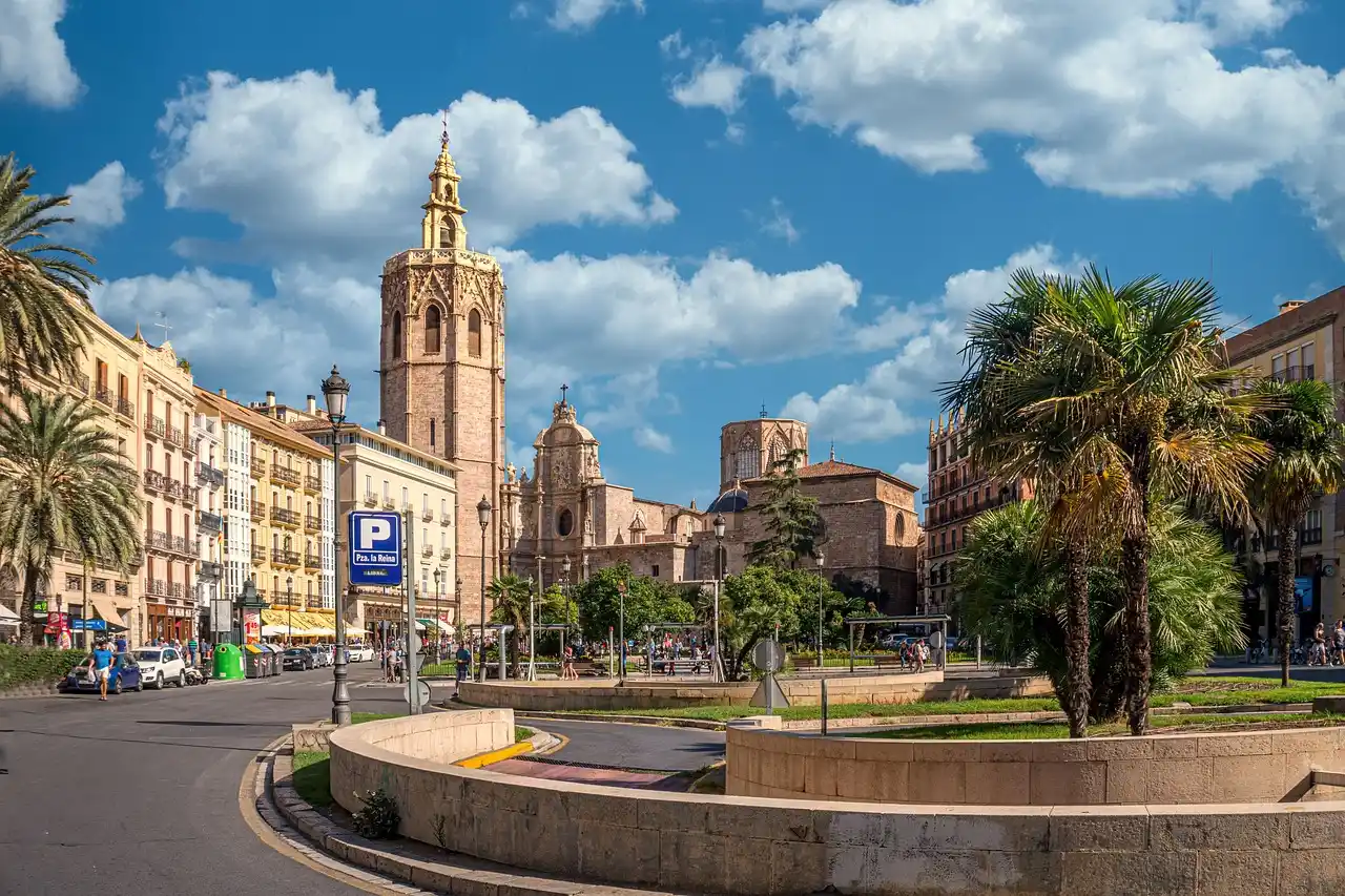 Equipo de limpieza profesional trabajando en Valencia